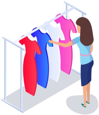 Mağazada kıyafet seçmek, alışveriş konsepti. Kadın alıcı soyunma odasında kıyafet seçer. Alışveriş merkezinde askıda asılı elbisesi olan bir müşteri. Kadın alışverişçi mağazanın ya da butiğin soyunma odasında duruyor.