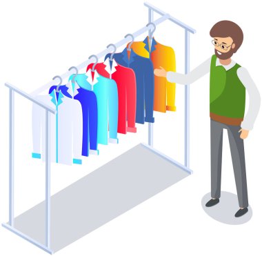 Mağazada kıyafet seçmek, alışveriş konsepti. Erkek alıcı soyunma odasında kıyafet seçer. Alışveriş merkezinde askıda asılı elbisesi olan bir müşteri. Alışverişçi mağazanın ya da butiğin soyunma odasında duruyor.