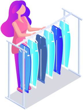 Mağazada kıyafet seçmek, alışveriş konsepti. Kadın alıcı soyunma odasında kıyafet seçer. Alışveriş merkezinde askıda asılı elbisesi olan bir müşteri. Kadın alışverişçi mağazanın ya da butiğin soyunma odasında duruyor.