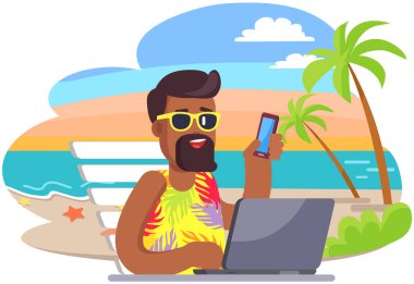 Okyanus kıyısındaki erkek karakter. İş adamı turist yaz tatilinde çalışıyor. Çoklu görev, düşük çalışma ve serbest çalışma konsepti. Deniz tatil köyünde bilgisayar ve akıllı telefondan sorumlu serbest çalışan.