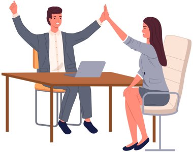 Açık ofis vektör illüstrasyonunda çalışanlar. Kadın ve erkek iş arkadaşları el kaldırıyor, iş yerinde eğleniyorlar. Şirket çalışanları dizüstü bilgisayar kullanıyor. Mutlu gülümseyen kadın ve erkek iş arkadaşları