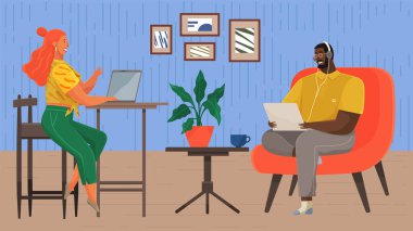 Aile evden çalışır. Adam kanepede dizüstü bilgisayarla oturuyor. Elinde defterle sandalyede oturan kadın. Uzaktan çalışma, serbest çalışma, uzaktan öğrenme, birlikte çalışma kavramı. Çift evde iletişim kuruyor.