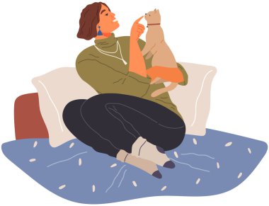 Kadın evcil hayvan sahibi yatakta oturup kediyle oynuyor. Hayvanlarla ilgilenmek, evcil hayvan konseptiyle ortak zaman geçirmek. Kedili mutlu bayan, evcil hayvan, insan yoldaş. Kedili kız evde vakit geçiriyor.