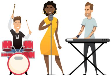 Modern rock grubu sahnede performans sergiliyor. Davulcu, klavyeci ve mutlu genç kız şarkıcı. Akustik konser, neşeli izleyicilerle performans sergileyen enstrümanlı adamlar.