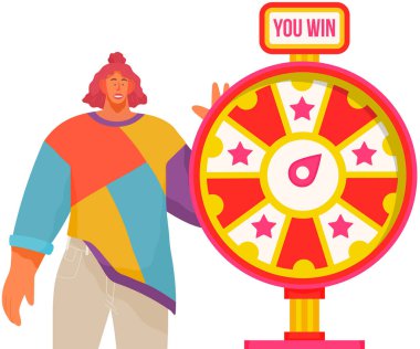 Şans tekerleği konsepti. Rulet tekerleği ve piyangoyla risk oyunu oynayan bir kadın. Kumarhane, kumar, eğlence. Kumarhane, Felicity tekerlek kazananı oyunu. Tarz sahibi kadın kazandı, neşeyle ellerini kaldırdı.