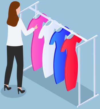Mağazada kıyafet seçmek, alışveriş konsepti. Kadın alıcı soyunma odasında kıyafet seçer. Alışveriş merkezinde askıda asılı elbisesi olan bir müşteri. Kadın alışverişçi mağazanın ya da butiğin soyunma odasında duruyor.
