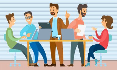 Ofis personeli eğitimi, takım çalışması, iş toplantısı konsepti. Takım düşüncesi ve beyin fırtınası. Şirket bilgilerinin analizi. İnsanlar çalışıyor, iş konuşuyor. Ofis işleri sırasında iş arkadaşları