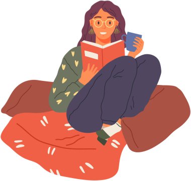 Kitap okuyan, yastıkların üzerinde oturan genç bir kadın. Boş zaman ve eğitim. Edebiyat ile rahatlama kavramı. Kız evde dinleniyor ve kahve içiyor. Öğrenci ders kitabı okuyor. Elinde bardak tutuyor.