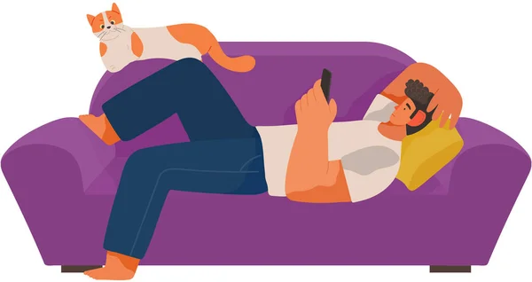 Jeune Homme Utilisant Téléphone Couché Sur Canapé Avec Chat Propriétaire — Image vectorielle