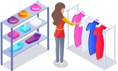Mağazada kıyafet seçmek, alışveriş konsepti. Kadın alıcı soyunma odasında kıyafet seçer. Alışveriş merkezinde askıda asılı elbisesi olan bir müşteri. Kadın alışverişçi mağazanın ya da butiğin soyunma odasında duruyor.