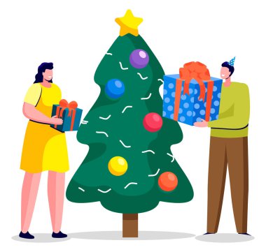 Noel 'de hediye değiş tokuşu yapan bir çift. Erkek ve kadının kış tatili kutlaması. Yeni yıl için hediyeleri olan kişiler. Evergreen çam ağacı, mücevherlerle süslenmiş köknar ve en tepedeki yıldız.