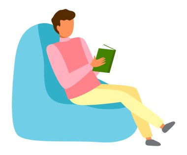 Genç adam rahat mavi koltukta oturuyor ve kitap okuyor. Okumak, iyi vakit geçirmek, kendini eğitmek. Karantinadayken evde kal. Mavi pouf 'ta oturan adam. Koltuktaki bir adamın düz vektör görüntüsü.