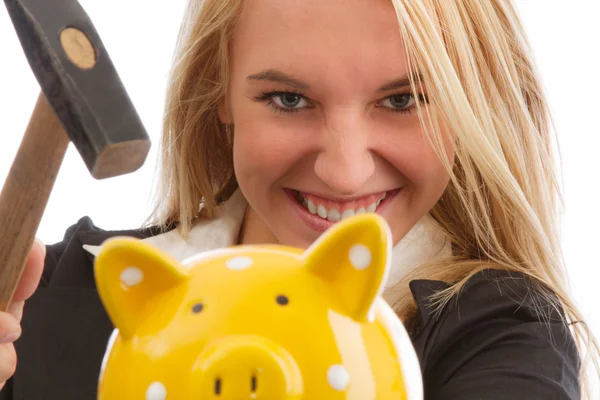 Jovem mulher esmagando porquinho banco closeup — Fotografia de Stock