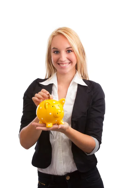 Jovem mulher alimentando porquinho banco — Fotografia de Stock