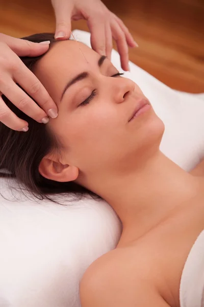 Massage treatment of the head — Stock Photo, Image