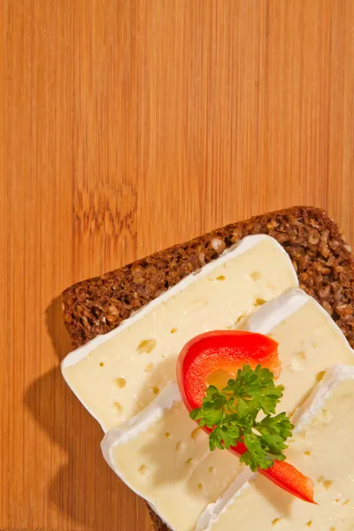 Donker gefokt met kaas van boven — Stockfoto