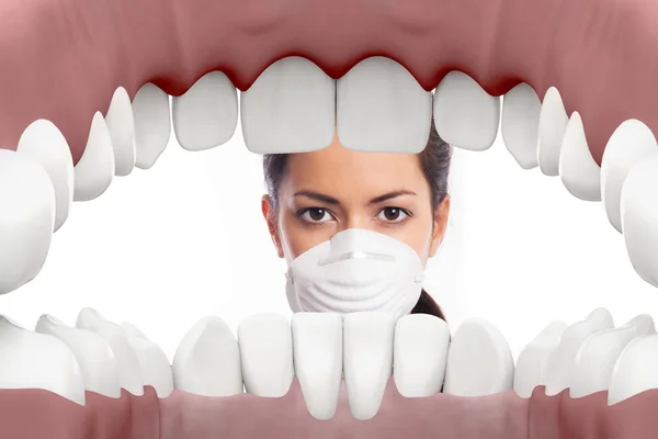 Женщина-дантист смотрит в рот — стоковое фото