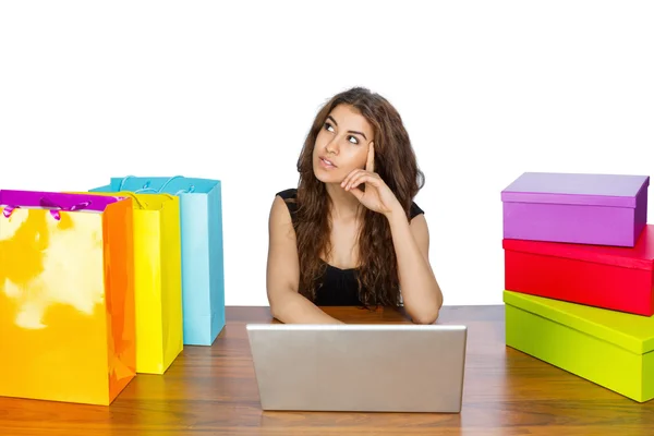 Vrouw zitten op laptop winkelen — Stockfoto