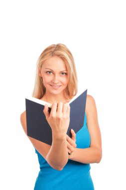 Kitap okuyan bir kadın.