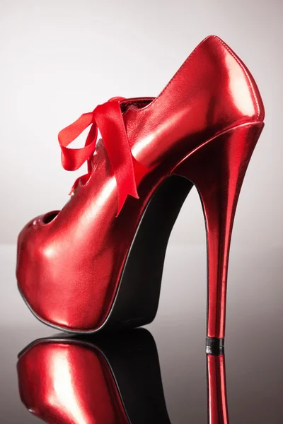 Zapato rojo sobre fondo gris —  Fotos de Stock