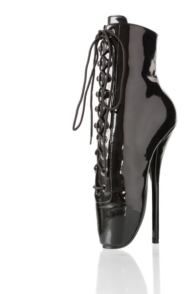 Zapato tacón alto negro sobre fondo blanco —  Fotos de Stock