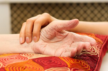 Genç Eller eski eller için caring