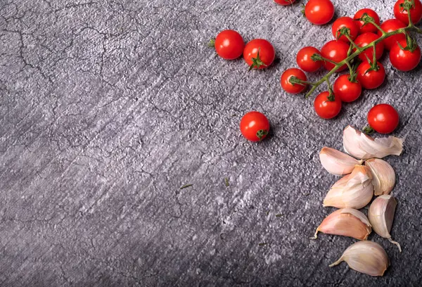 Cherry Tomatoes Vines Garlic Cloves Dark Stone Background Blackboard Top — Foto de Stock