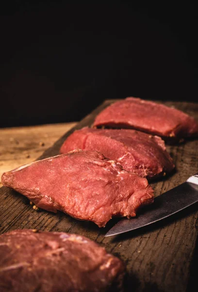 Çiğ Sığır Eti Biftekler Ahşap Üzerinde Kırmızı Parçaları Eski Model — Stok fotoğraf