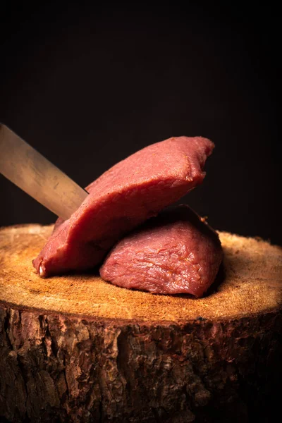 Çiğ Sığır Eti Biftekler Ahşap Bir Kütükte Kırmızı Parçaları Siyah — Stok fotoğraf