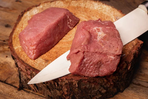 Çiğ Sığır Etinin Üst Görüntüsü Biftekler Kırmızı Parçaları Tahta Kesme — Stok fotoğraf