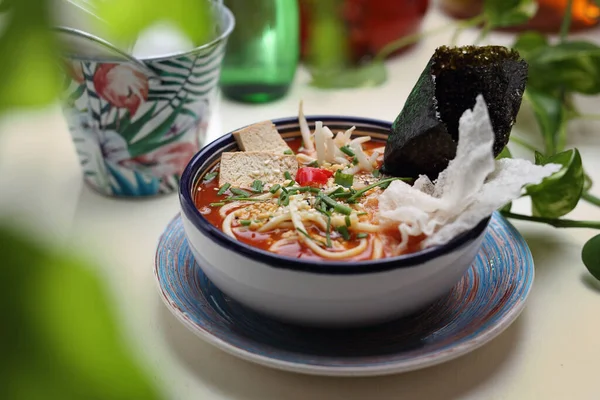 Cuenco de sopa de tomate coreano oriental. Sopa de kimchi con tofu, fideos japoneses y especias. Comida vegana. — Foto de Stock