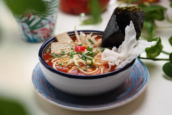 Cuenco coreano, sopa de tomate oriental, primer plano. Sopa de kimchi con tofu, fideos japoneses y especias. Comida vegana. — Foto de Stock