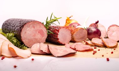 Kurutulmuş, tütsülenmiş sosis, şifalı otlar ve baharatlar beyaz arka planda. Polonya usulü et.