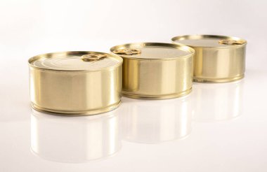 Üç metal yuvarlak teneke kutu, izole edilmiş. Konserve yiyecekler, boş. Paket tasarımı için fotoğraf, şablon.