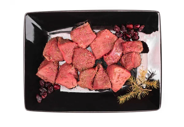 Rauw vlees, rundvlees op zwarte plaat, geïsoleerd. Rood vlees, bovenaanzicht. Hoge kwaliteit kuit, hertenvlees. — Stockfoto