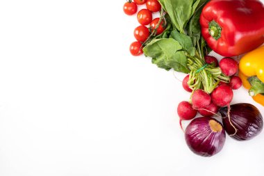 Bahar sebzelerinin bir bileşimi, izole edilmiş. Beyaz arka planda renkli, mevsimlik sebzeler, üst manzara. Kopya alanı ile çerçeve. 