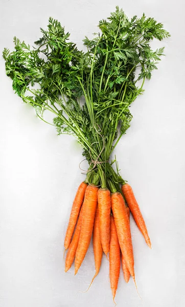 Sekelompok Wortel Segar Dengan Puncak Hijau Terisolasi Sayuran Musim Semi — Stok Foto