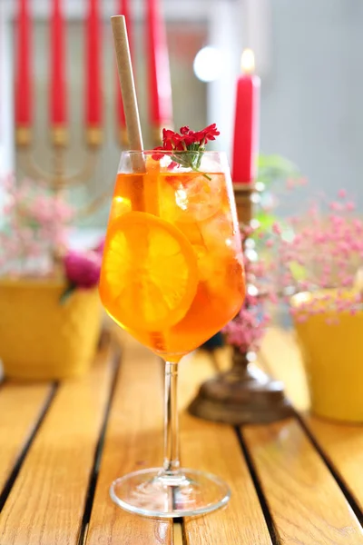 Garnir Fleurs Sur Verre Cocktail Rafraîchissant Avec Des Tranches Orange — Photo