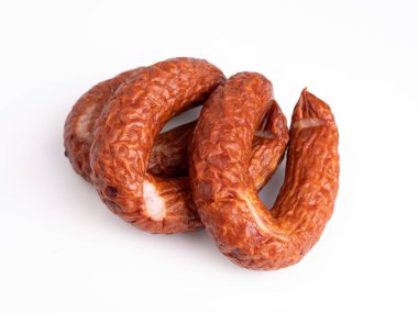 Kır tarzı kuru, tütsülenmiş sosis, beyaz arka planda izole edilmiş, yatay manzara. Geleneksel, Polonya et sosisi, paket tasarımı için fotoğraf.. 