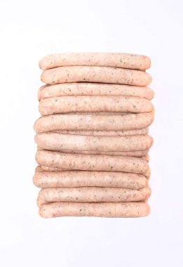 Beyaz arka planda izole edilmiş, seçilmiş et ve doğal baharatlardan yapılmış çiğ beyaz sosisler. Geleneksel et ürünü, Paskalya lezzeti. Paket tasarımı için bir fotoğraf, şablon.