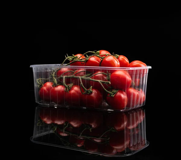 Envase Plástico Transparente Con Tomates Cherry Maduros Tallos Ramas Grupo — Foto de Stock