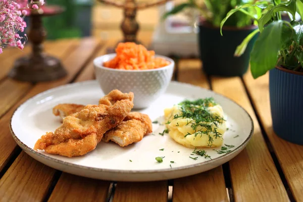 Lunch Set Panierte Hühnerstücke Streifen Kartoffeln Mit Dill Und Karottensalat — Stockfoto