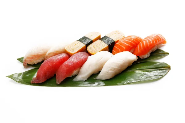 Sushi Nigiri Con Pesce Crudo Tonno Salmone Tamago Foglie Banana — Foto Stock