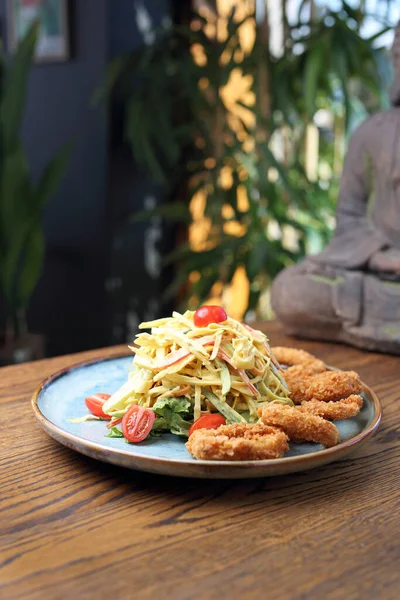 Ensalada Calamares Crujientes Ensalada Mango Servida Con Anillos Calamares Fritos — Foto de Stock