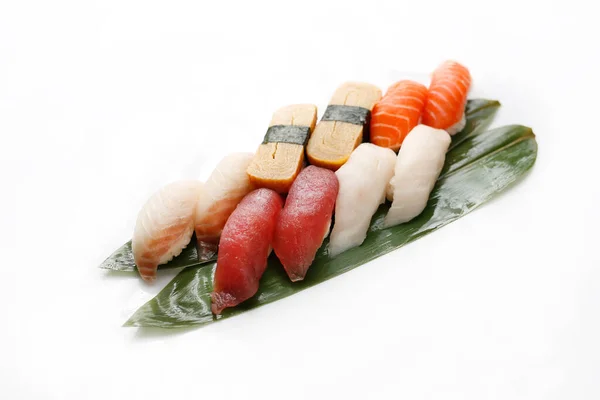 Sushi Nigiri Con Pesce Crudo Tonno Salmone Tamago Foglie Banana — Foto Stock