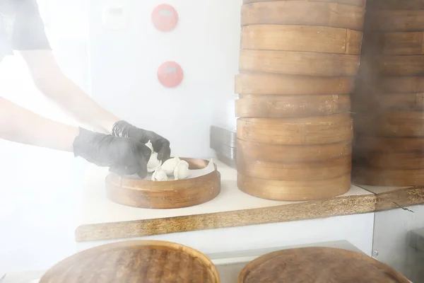 Приготовление Красочных Пельменей Бамбуковых Корзинах Традиционный Дим Сам Китайские Пельмени — стоковое фото