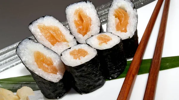Sushi Set Lososí Rohlíky Dřevěné Hůlky Japonská Kuchyně Delikatesa — Stock fotografie
