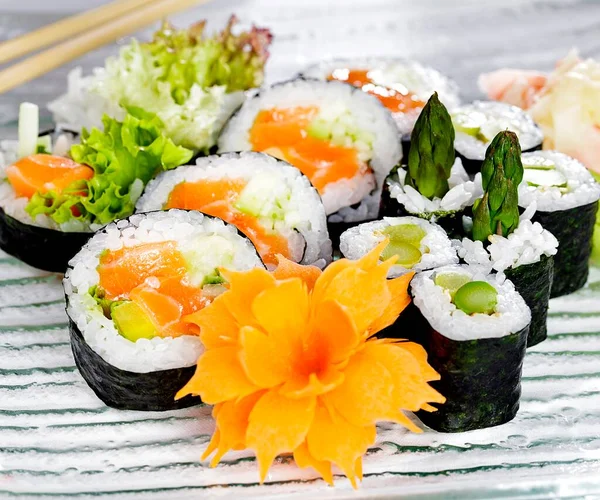 Set Sushi Maki Sushi Con Salmone Crudo Asparagi Verdi Avocado — Foto Stock