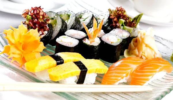 Sushi Set Con Maki Nigiri Sushi Con Salmone Tamago Gamberetti — Foto Stock