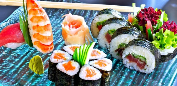 Sushi Set Con Maki Nigiri Sushi Con Salmone Tonno Gamberetti — Foto Stock